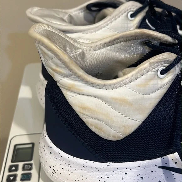 Nike women’s basketball shoe 8 1/2 - Picture 2 of 6